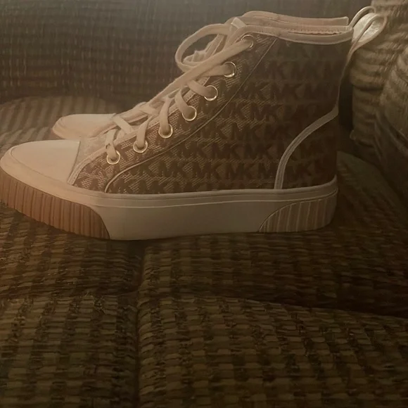 Michael kors high top converse, size The color of the shoes are a brown